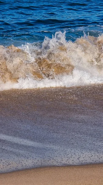 Κύματα Της Θάλασσας Που Καταλήγουν Στην Παραλία — Φωτογραφία Αρχείου