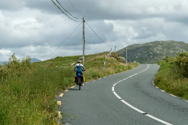 Uma Manhã Nublada Uma Estrada Connemara Irlanda Com Uma Ciclista — Fotografia de Stock