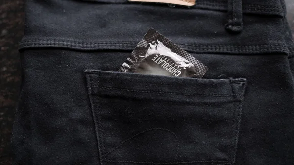 Widok Bliska Prezerwatywy Brązowym Opakowaniem Widoczny Jest Kieszeni Spodni — Zdjęcie stockowe