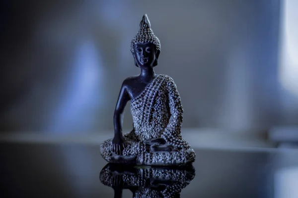 Μια Επιλεκτική Φωτογραφία Εστίασης Μιας Διακοσμητικής Μορφής Του Βούδα — Φωτογραφία Αρχείου
