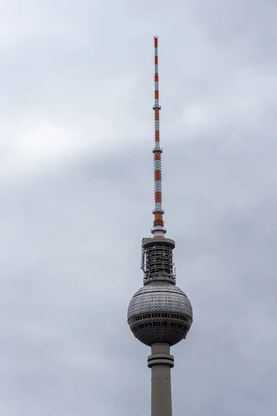 Πύργος Fernsehturm Berlin Κάτω Από Τον Συννεφιασμένο Ουρανό Στο Βερολίνο — Φωτογραφία Αρχείου