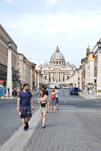 Roma Italia 2019 Colpo Verticale Dei Turisti Vicino Alla Basilica — Foto Stock