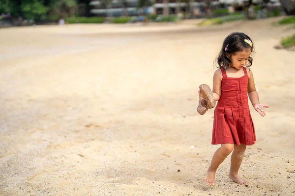 Мила Маленька Дівчинка Червоній Сукні Тримає Взуття Йде Березі Моря — стокове фото