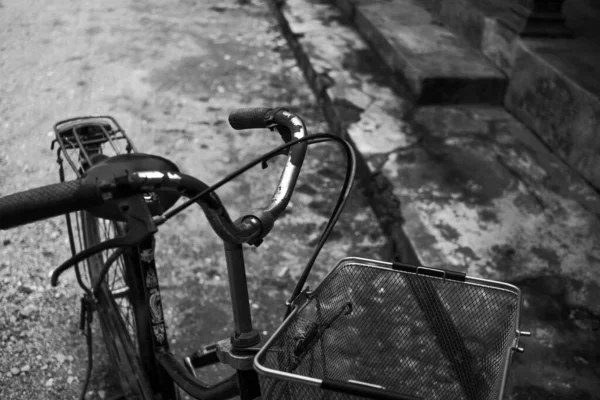 Una Foto Escala Grises Una Bicicleta Vieja —  Fotos de Stock