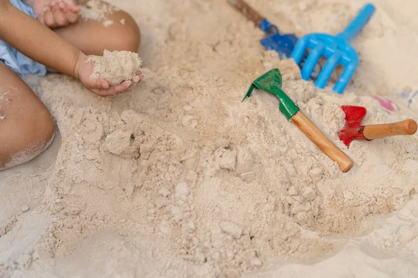 Маленькая Девочка Играет Пластиковыми Детскими Игрушками Песочнице Открытом Воздухе — стоковое фото