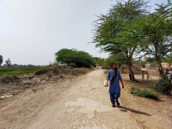 Pano Aqil Pakistán Marzo 2021 Hombre Caminando Por Pueblo Con —  Fotos de Stock