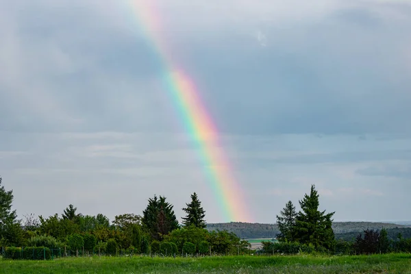 Arco Iris Sobre Campo Verde —  Fotos de Stock