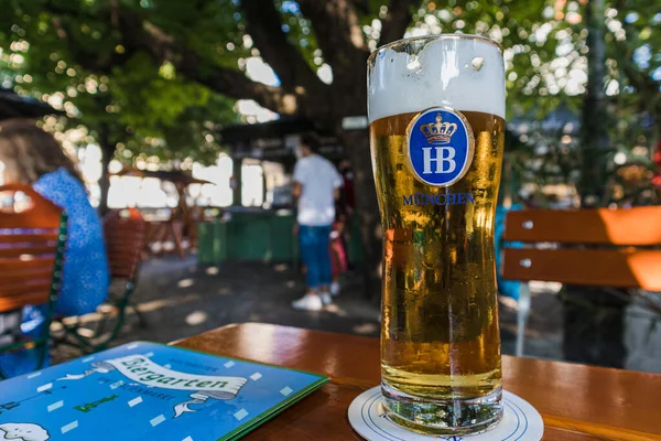 München Juli 2021 Bierglas Des Hochbraeuhauses München Auf Einem Holztisch — Stockfoto