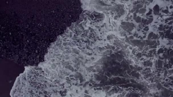 Güneşli Bir Günde Kumlu Sahil Dalgalı Deniz — Stok video