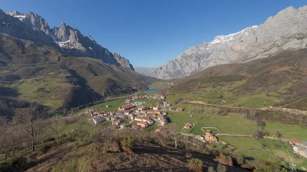 Vista Aérea Aldeia Posada Valdeon Parque Nacional Picos Europa Espanha — Fotografia de Stock