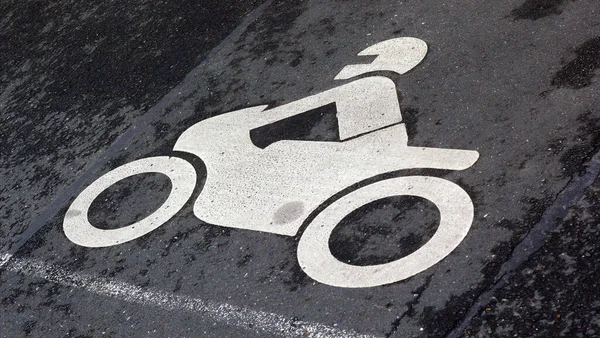 黒い舗装のオートバイ道路標識の閉鎖 — ストック写真