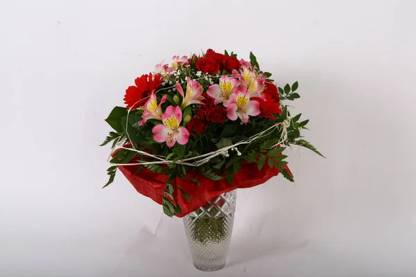 赤い装飾が美しいガラスの花瓶の花の束のクローズアップショット — ストック写真