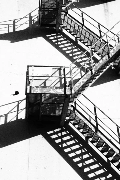 Tiro Fogo Vertical Escala Cinza Escapa Lado Edifício Com Sombras — Fotografia de Stock