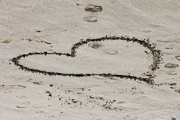 Kumsalda Kumlara Çizilmiş Güzel Bir Kalbe Yakın Çekim — Stok fotoğraf