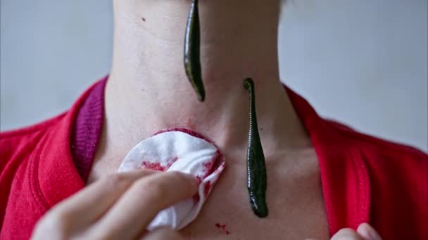 Weibliche Hand Legt Blutegel Auf Die Haut Nahsicht — Stockvideo
