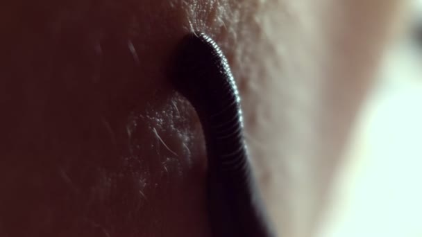 人皮肤上的水刺 — 图库视频影像