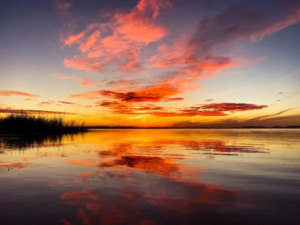 Uma Vista Panorâmica Pôr Sol Dourado Com Sua Reflexão Sobre — Fotografia de Stock