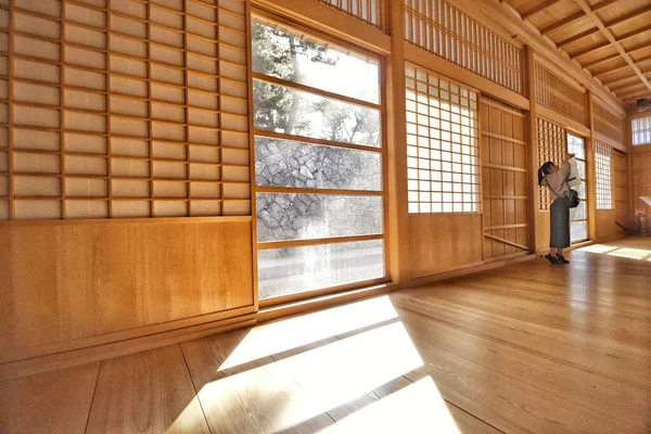 大きな木の伝統的な日本のホール内のカメラによる日本の女性の撮影の眺め — ストック写真