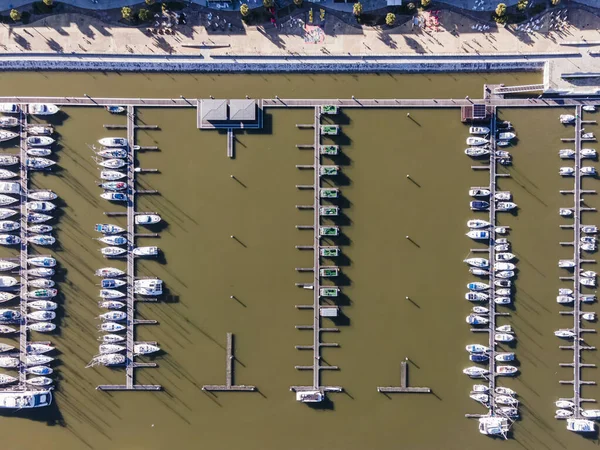 Uma Tomada Aérea Belo Porto Marina Lisboa Portugal Com Lanchas — Fotografia de Stock