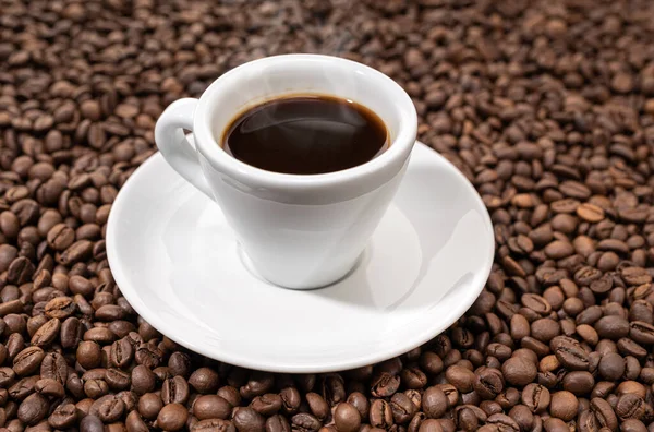 Taza Café Expreso Sobre Fondo Frijoles Asados — Foto de Stock