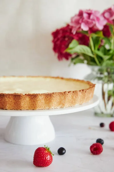 Délicieux Gâteau Fromage Des Baies Fraîches Autour Sur Fond Fleurs — Photo