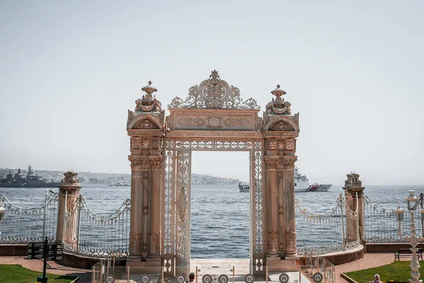 Palácio Dolmabahce Rodeado Pelo Bósforo Num Dia Ensolarado Istambul Turquia — Fotografia de Stock