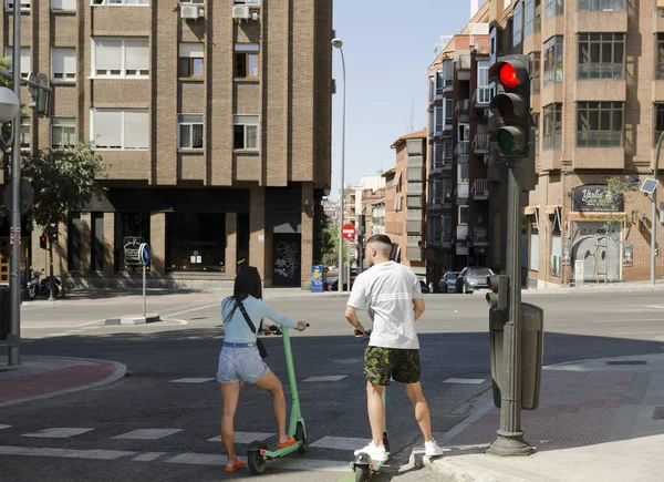 Madrid España 2021 Vista Trasera Hombre Una Mujer Montando Scooter — Foto de Stock