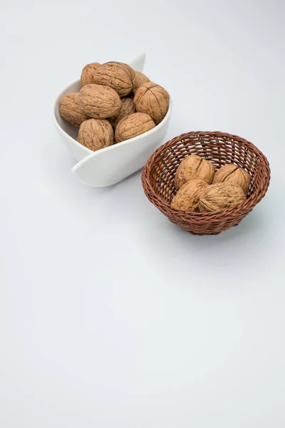 Una Toma Vertical Nueces Enteras Una Pequeña Canasta Tazón Blanco — Foto de Stock