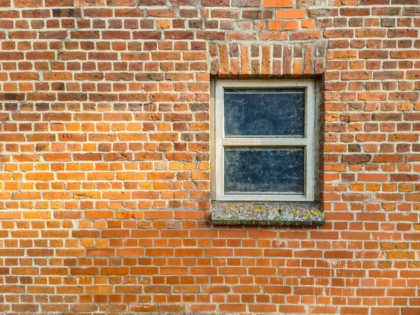 Eski Pencereli Bir Tuğla Duvar Arkaplanı — Stok fotoğraf