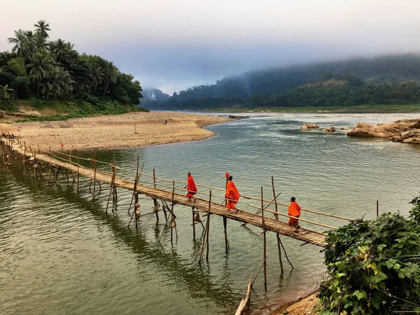 Eine Holzbrücke Über Einen Fluss Mit Menschen Darauf — Stockfoto