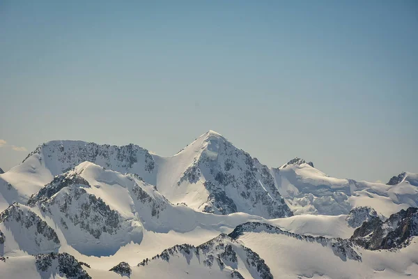 눈덮인 몽골의 꼭대기 사람들 외국인 방문객들이 올라가는 봉이라고 곳입니다 — 스톡 사진