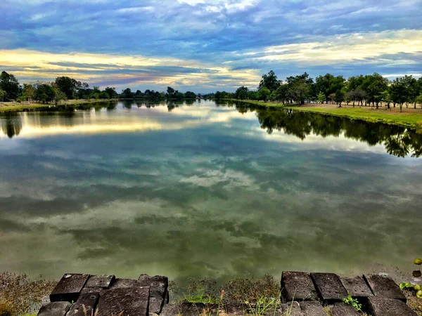 Uma Superfície Reflexiva Rio Sob Céu Azul — Fotografia de Stock