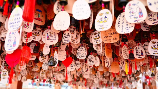 Shot Chinese Wooden Amulets Souvenirs Densely Hanging Kiosk Ceiling — Stock Photo, Image