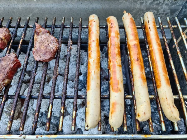 烤火锅上的香肠和猪肉片特写镜头 — 图库照片