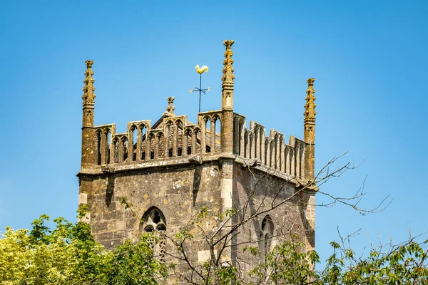 Ein Alter Kirchturm Und Bäume Vor Strahlend Blauem Himmel — Stockfoto