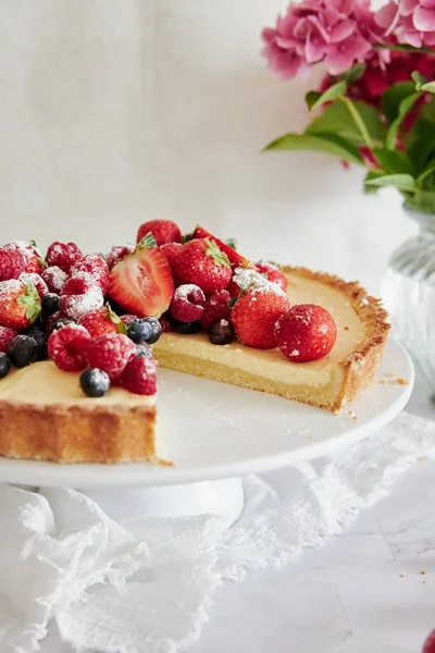 Ein Scheiben Geschnittener Köstlicher Käsekuchen Mit Frischen Beeren Und Zuckerpulver — Stockfoto