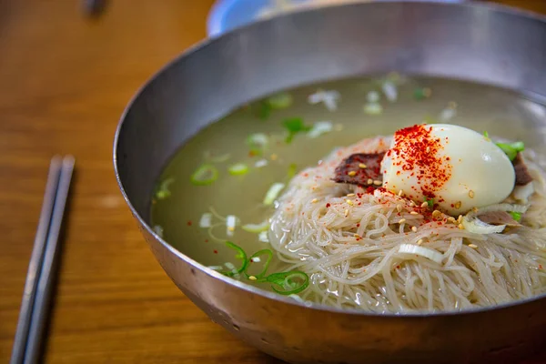 Yakın Plan Bir Tabak Pyongyang Naengmyeon Eriştesi Çubuklar Teh Ahşap — Stok fotoğraf