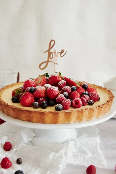 Ein Köstlicher Käsekuchen Mit Frischen Beeren Obendrauf Und Einem Spruch — Stockfoto