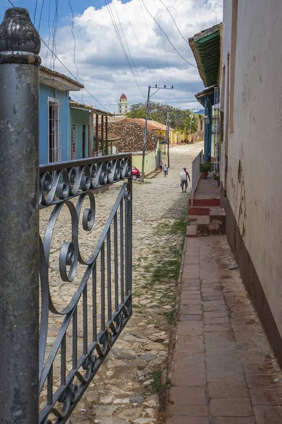 Tiro Vertical Beco Edifícios Antigos Sob Céu Azul Nublado — Fotografia de Stock