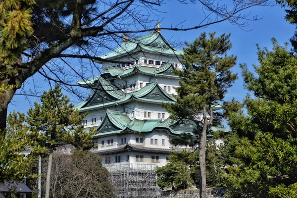 春の日に青空の下で名古屋城の垂直ショット — ストック写真