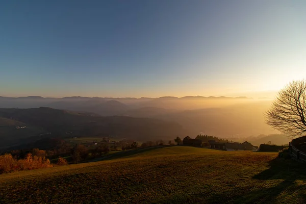 Ein Schöner Blick Auf Ein Großes Feld Auf Bergen Hintergrund — Stockfoto