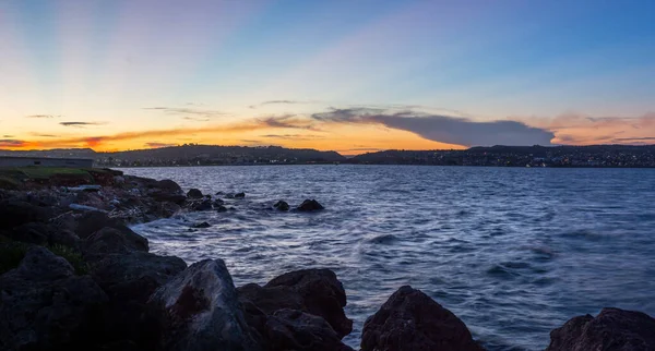 Dalgalı Denizin Üzerinde Renkli Bir Gün Batımı Yaz Mevsiminde Kayalık — Stok fotoğraf