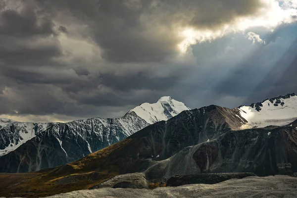 雪のアルタイ村ボグド山やモンゴルの屋上キャップ 国内外からの観光客が最も多く登るのは空天峰と呼ばれる — ストック写真