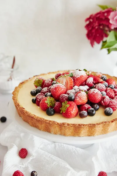 Ein Köstlicher Käsekuchen Mit Frischen Beeren Auf Weißem Hintergrund Mit — Stockfoto