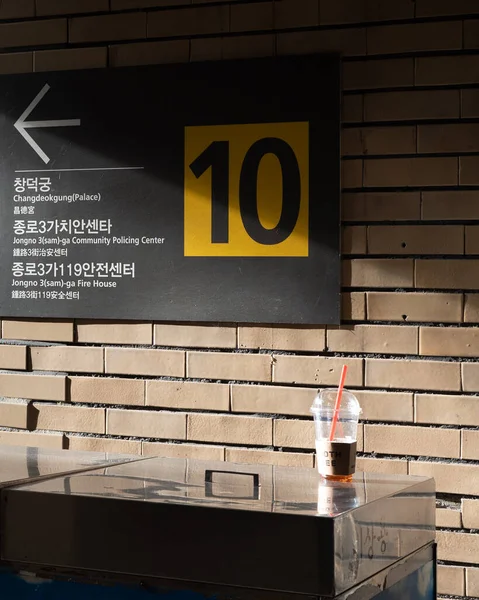 Напиток Пластиковой Чашке Соломой Прилавке Станции Метро Южной Корее — стоковое фото