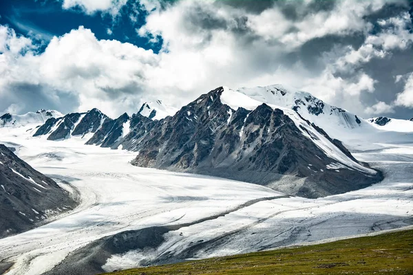雪のアルタイ村ボグド山やモンゴルの屋上キャップ 国内外からの観光客が最も多く登るのは空天峰と呼ばれる — ストック写真