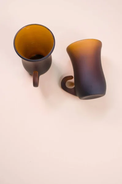 一个垂直拍摄的两个褐色茶杯隔离在米黄色背景下 — 图库照片
