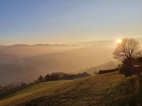 Ein Schöner Blick Auf Ein Großes Feld Auf Bergen Hintergrund — Stockfoto