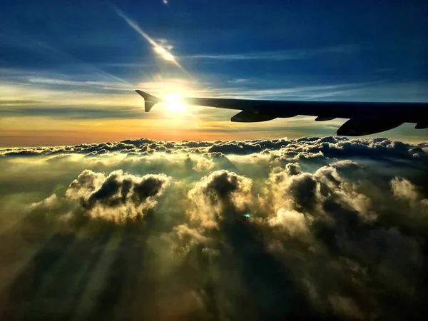 Schöne Aufnahme Eines Fliegenden Flugzeugflügels Bei Sonnenaufgang — Stockfoto