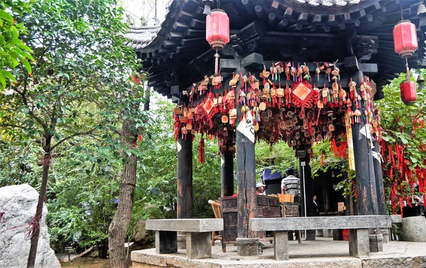 Shot Chinese Amulets Lanterns Hanging Gazebo Park — Stock Photo, Image